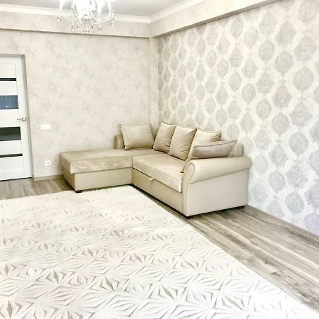 Center Apartment On Albisoara Street Chisinau Bagian luar foto